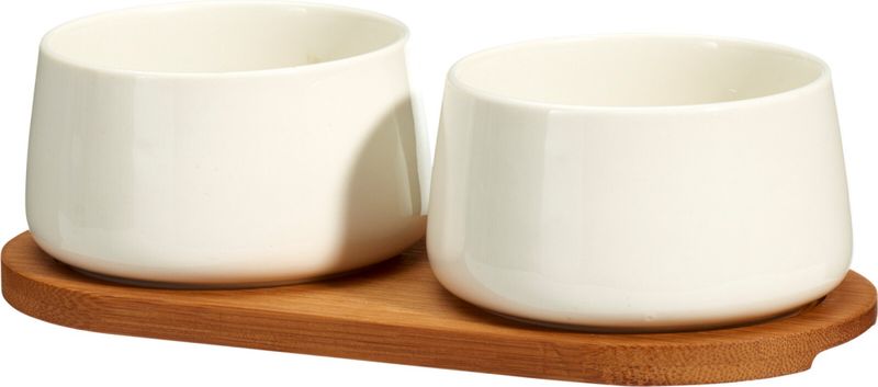 Serveringssett med porselensskåler og bambusbrett