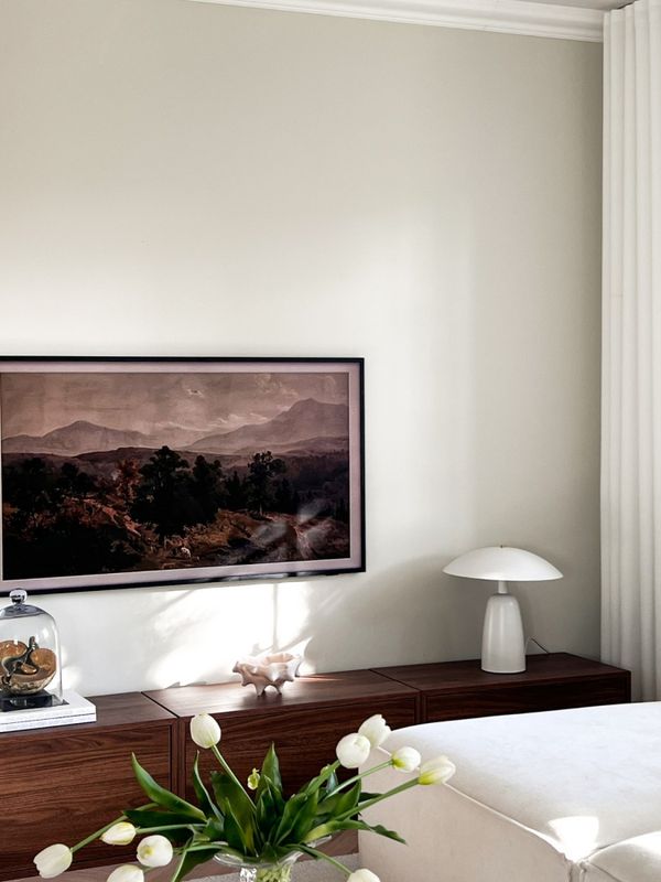 Stor bordlampe i off-white metall