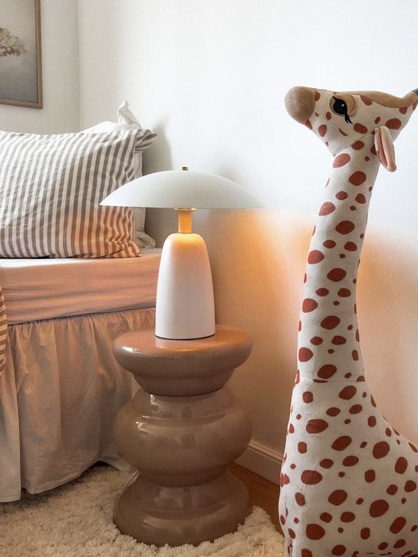 Stor bordlampe i off-white metall